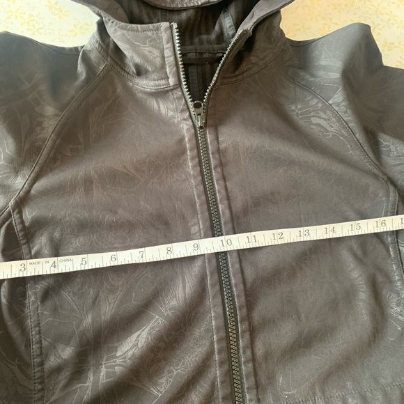 Lululemon “Dancers In The Snow” Apres Softshell raincoat size 10 black print - Picture 4 of 14